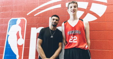 Jogador de basquete de 16 anos chama a atenção com seus 2,28 m de altura